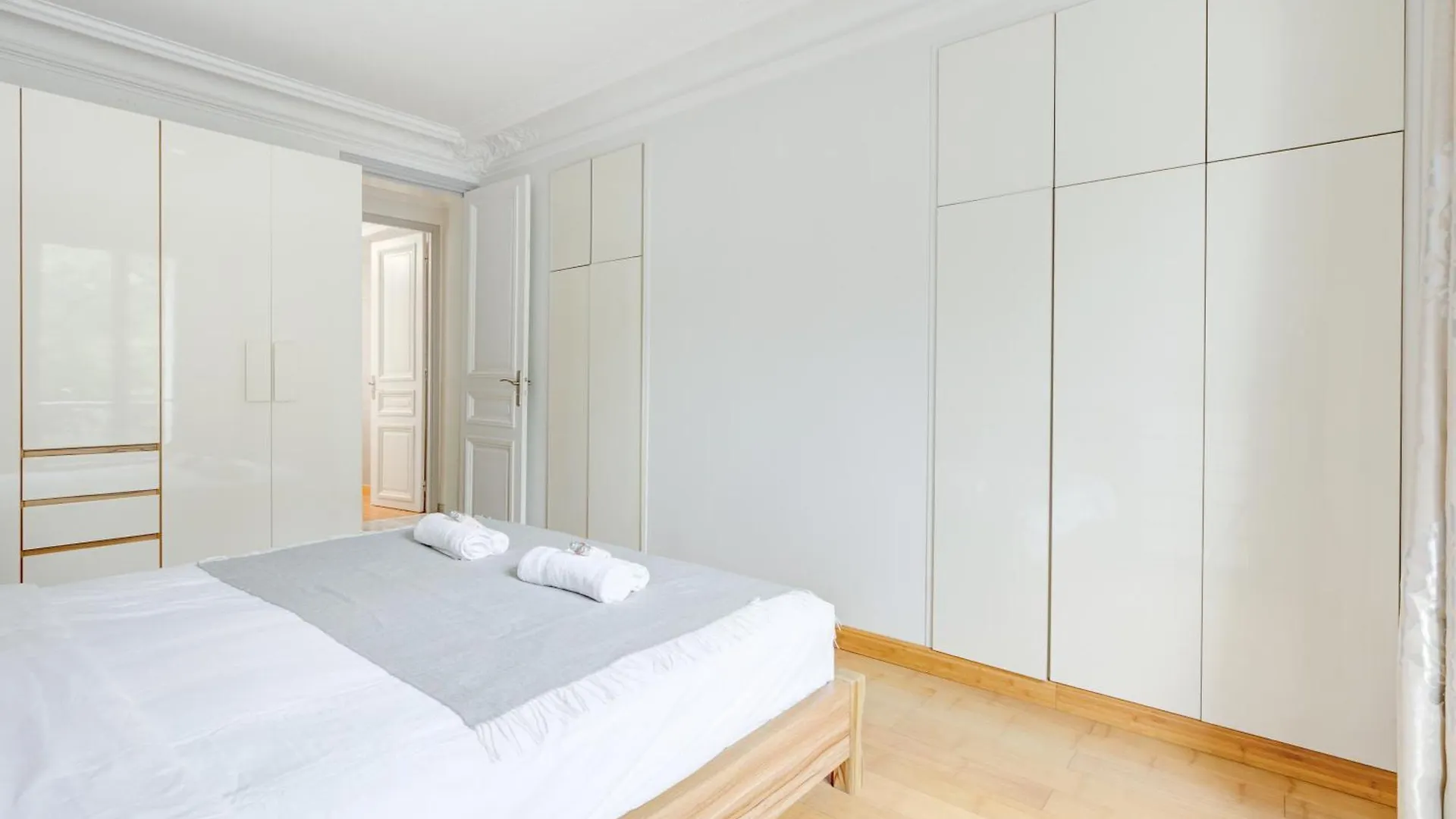 Apartment Place De La Republique - Suite Haussmannienne Paris France